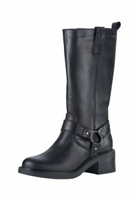 Schwarze Lederkniehohe Stiefel mit Blockabsatz, ausgestattet mit einem dekorativen Riemen und metallischen Ringakzenten. Glatte Textur und elegantes Design.