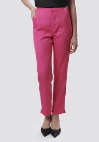 Roze op maat gemaakte broek met een gladde textuur, een middelhoog taille, zijzakken en een rechte pijpdesign, gecombineerd met zwarte puntige hakken.