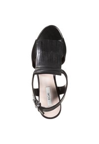 Černé sandály na vysokém podpatku s hladkým koženým páskem, nařasenými detaily, otevřenou špičkou a s přezkou na kotníku pro nastavení. Rovná podrážka.