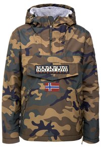 Chaqueta de camuflaje en verde, marrón y azul marino. Cuenta con capucha, bolsillo tipo canguro, bolsillo lateral con cremallera y parche de logo con la bandera noruega.