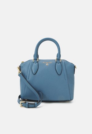 Niebieska skórzana torebka Michael Kors z dwoma uchwytami, odpinanym paskiem na ramię i złotymi zdobieniami metalowymi.