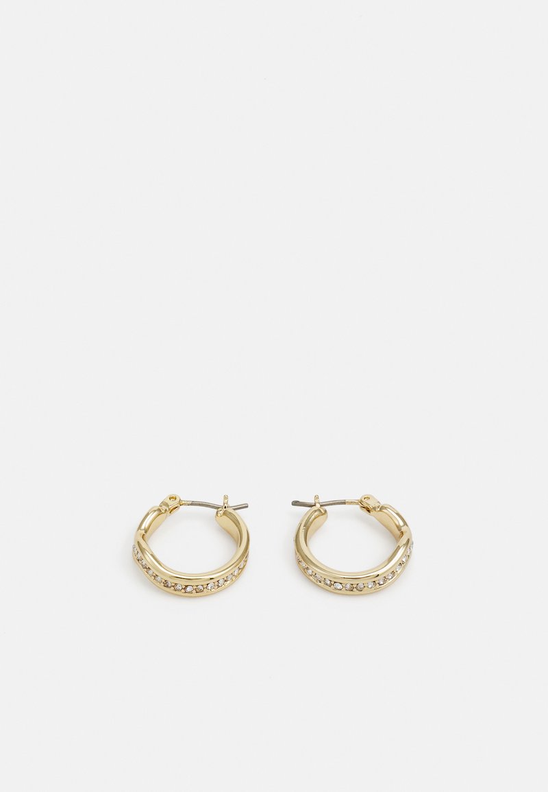 Gylne hoop-øreringer med en jevn, polert overflate og en rad av sirkelrunde klare krystaller langs kanten. Klassisk sirkulært design.