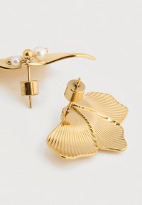 Χρυσά σκουλαρίκια με σχέδιο από φύλλο γκίνκγκο, με υφή, διακοσμημένα με ένα μικρό μαργαριτάρι και κυλινδρικό πόδι στερέωσης.