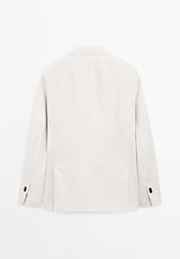 Hellgrauer Leinen-Blazer mit Reverskragen, einem Hinter vent, taillierter Passform und schwarzen Knopfakzenten an den Ärmeln.