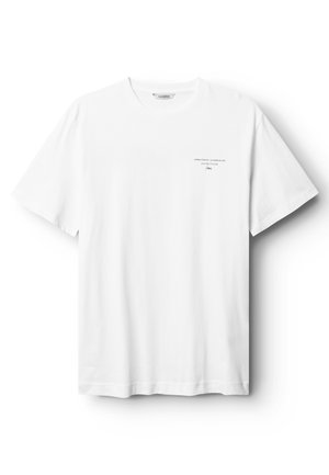 T-shirt en coton blanc à manches courtes avec un col rond et une petite impression texte sur le côté gauche de la poitrine. Texture lisse, design décontracté.