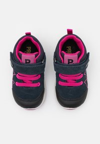 Baskets pour tout-petits, navy et rose, en matériaux en daim et en mesh, avec une sangle Velcro, un bout rond et des lacets roses contrastants.