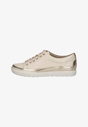Sneaker in pelle beige con dettagli metallici dorati, punta arrotondata e design con lacci. Suola in gomma bianca con grip testurizzato e finitura liscia.