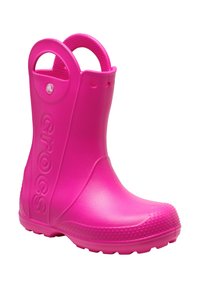 Botte de pluie en caoutchouc rose avec un bout arrondi, des accents texturés et un logo bien en vue. Dispose de deux poignées pour un enfilage facile.