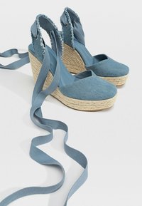 Stradivarius Sandály na vysokém podpatku - blue