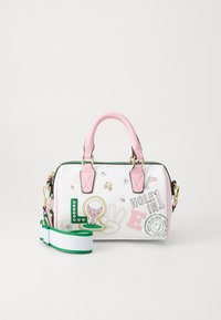 Borsa bianca con manici rosa e dettagli verdi. Presenta toppa giocose, tra cui "LOVE", motivi golfistici e borchie decorative. Cinghia rimovibile inclusa.