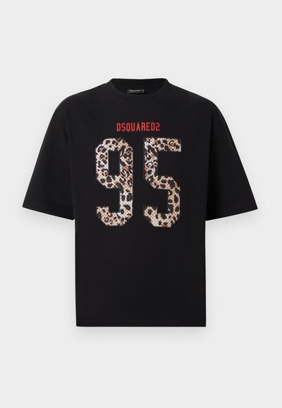 Μαύρο T-shirt με κόκκινο κείμενο "DSQUARED2" πάνω από μεγάλο αριθμό "95" με σχέδιο λεοπάρ στο μπροστινό μέρος.