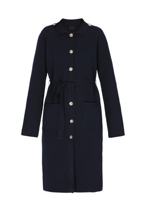 Marineblauwe jurk met knopen, lange mouwen, tailleband en twee voorzakken. Heeft goudkleurige knopen en een kraag. Zachte, gestructureerde stof.