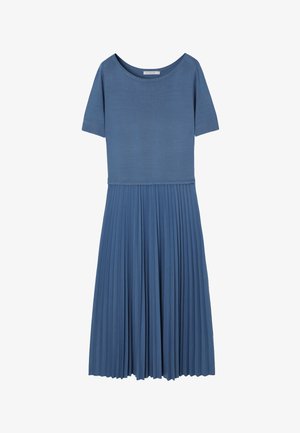 Kék rövid ujjú ruha, kerek nyakkivágással és pliszírozott szoknyával, amely a deréktól a szegélyig terjed.