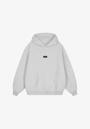 Pelēks kapucīna krekls izgatavots no mīksta auduma, ar priekšējo kabatu un melnu uzlīmi ar tekstu krūšu daļā. Brīvs piegriezums.