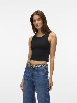 Top cropped negro, estilo ajustado. Combinado con unos vaqueros azul de tiro alto y un cinturón estampado con rayas doradas y negras.