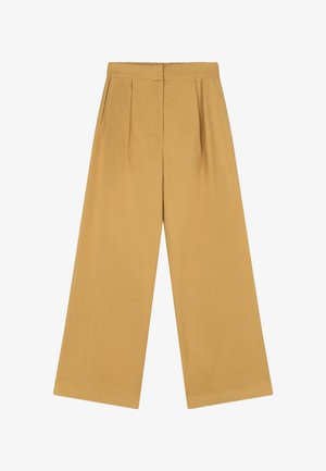 Wijde broek met hoge taille in mosterdgeel, met zijzakken en plooien aan de voorkant, plat gelegd op een witte achtergrond.