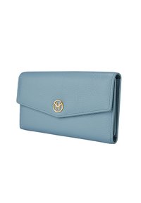 Portafoglio in pelle blu chiaro con finitura texture, caratterizzato da un logo circolare dorato sul davanti e una chiusura a patta. Forma rettangolare.