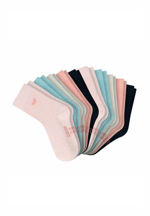 Doce pares de calcetines tobilleros en tonos pastel rosa, azul, gris y negro, desplegados en abanico sobre un fondo blanco.