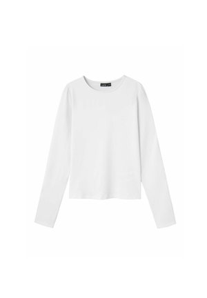 T-shirt blanc à manches longues en tissu doux ; présente un col rond et un ourlet droit. Design minimaliste sans motifs ni accents.