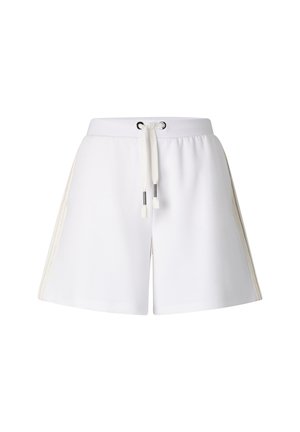 Witte sportshorts met zijstrepen en een voorgebonden tailleband, weergegeven op een effen witte achtergrond.