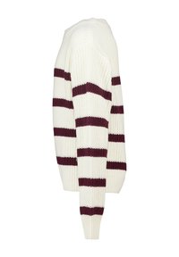 Valkoinen neulepaita, jossa on vaakasuorat tummanpunaiset raidat, esitetty sivulta valkoista taustaa vasten.