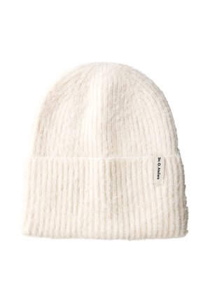Bonnet en tricot blanc côtelé fabriqué en matériau doux, avec un revers replié et une petite étiquette de marque sur le côté.