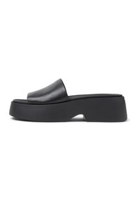 Černé skládací boty s elegantním koženým svrškem. Obsahují tlustou platformu s zakřiveným výřezem, což zvýrazňuje moderní design.