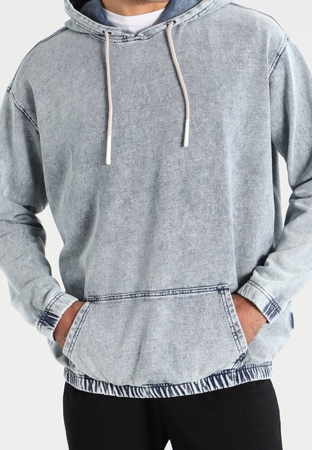 Helle blaue Denim-Hoodie mit einer Kängurutasche, Kapuze mit Kordelzug und kontrastierenden dunkelblauen Akzenten an den Bündchen und am Saum.