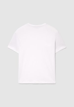 Maglietta bianca a maniche corte in cotone, con scollo tondo e design semplice senza loghi o motivi visibili.