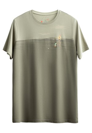 Lichtgroene katoenen T-shirt met korte mouwen, voorzien van een subtiele illustratie van een persoon en een windmolen over de borst.