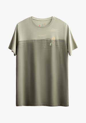 Lichtgroene katoenen T-shirt met korte mouwen, voorzien van een subtiele illustratie van een persoon en een windmolen over de borst.