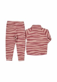 Vaatekokonaisuus, jossa on vaaleanpunaiset ja beigehousut, sisältäen kauluksellisen pitkähihaisen yläosan ja kapeat housut, joissa on seepraraita-kuvio.