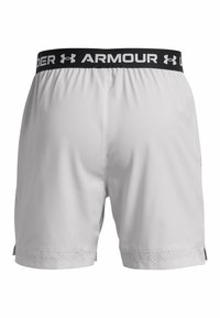 Bermudas deportivas blancas con cinturilla elástica negra que presenta el logotipo de "Under Armour", acentos de dobladillo perforados y textura suave.