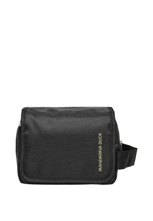 Beauty case in tessuto nero testurizzato con cinturino laterale e logo Mandarina Duck stampato in oro sulla patta anteriore.