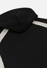 Zwarte hoodie met een gestructureerd ontwerp, voorzien van een ronde hals en een contrasterende beige streep langs de naad. Zachte stofstructuur.