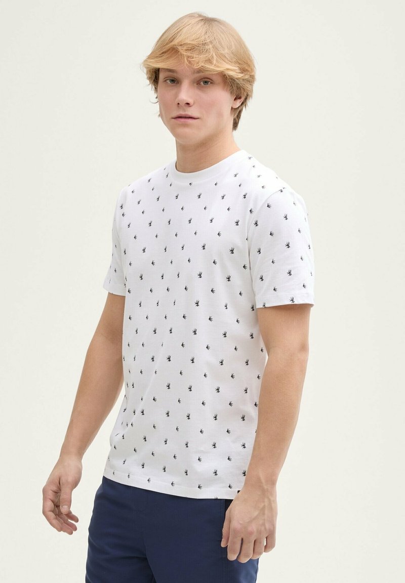 Biały t-shirt bawełniany z czarnym wzorem pajęczej sieci, z krótkim rękawem, okrągłym dekoltem i regularnym krojem. Gładka tekstura, casualowy styl.