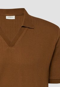 Polo marron en maille à manches courtes avec col en V et col doux, présentant une texture côtelée et une étiquette de la marque s.Oliver à l'intérieur de l'encolure.