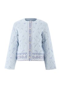 Gesteppten hellblauen Jacke mit langen Ärmeln, die einen detaillierten gemusterten Saum und Knöpfe auf der Vorderseite hat. Weiche Textiloberfläche.