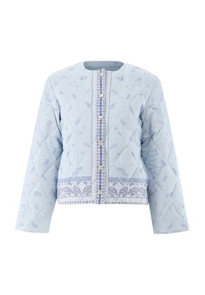 Gesteppten hellblauen Jacke mit langen Ärmeln, die einen detaillierten gemusterten Saum und Knöpfe auf der Vorderseite hat. Weiche Textiloberfläche.