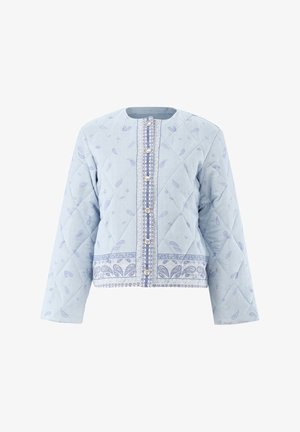 Gesteppten hellblauen Jacke mit langen Ärmeln, die einen detaillierten gemusterten Saum und Knöpfe auf der Vorderseite hat. Weiche Textiloberfläche.