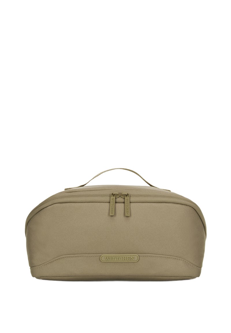 Khaki kosmetyczka z gładkiego materiału, w zaokrąglonym kształcie, z górnym uchwytem i podwójnym zamknięciem na zamek. Posiada wytłoczone logo marki z przodu.
