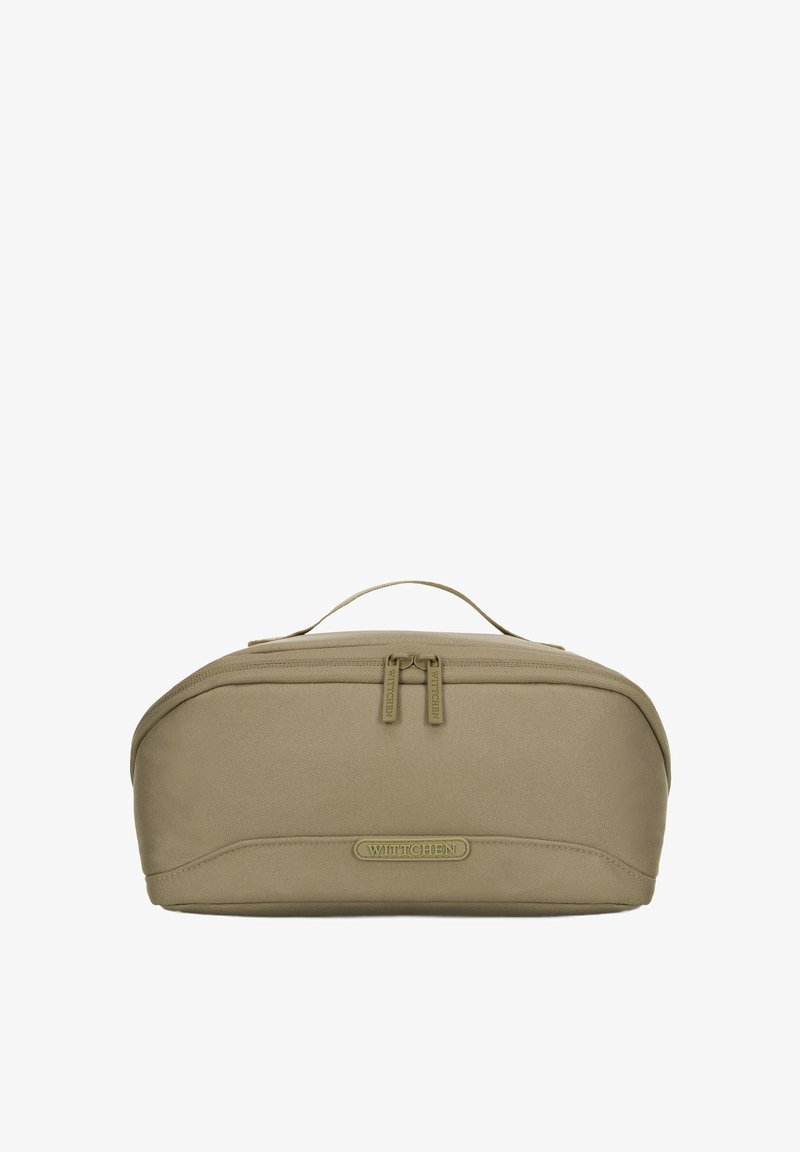 Khaki kosmetyczka z gładkiego materiału, w zaokrąglonym kształcie, z górnym uchwytem i podwójnym zamknięciem na zamek. Posiada wytłoczone logo marki z przodu.