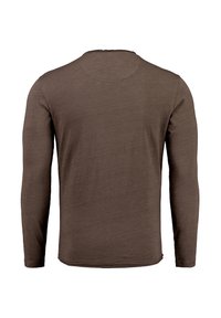 Langarmshirt in Braun, aus einem weichen, strukturierten Stoff gefertigt. Verfügt über einen runden Ausschnitt und einen geraden Schnitt mit Nähdetails.