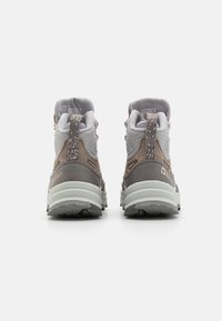 Hochschnittige Wanderschuhe in Grau und Taupe, mit strukturiertem Mesh und synthetischen Überzügen, verstärktem Absatz und einem gemusterten Ziehschlaufe auf der Rückseite.