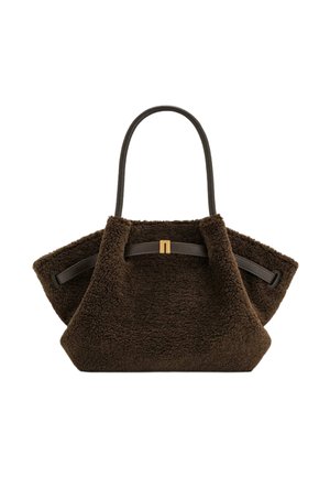 Sac fourre-tout en fausse peau de mouton texturée marron avec poignées et bordures en cuir foncé, doté d'un petit fermoir rectangulaire doré sur le devant.