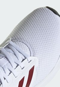 adidas Performance GALAXY 6 M - Chaussures de running sur route - cloud white   shadow red   iron metallic