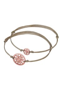 Pulseras ajustables con un gran colgante de metal rosa que presenta un diseño geométrico floral y un colgante más pequeño, conectados por cuerdas beige.