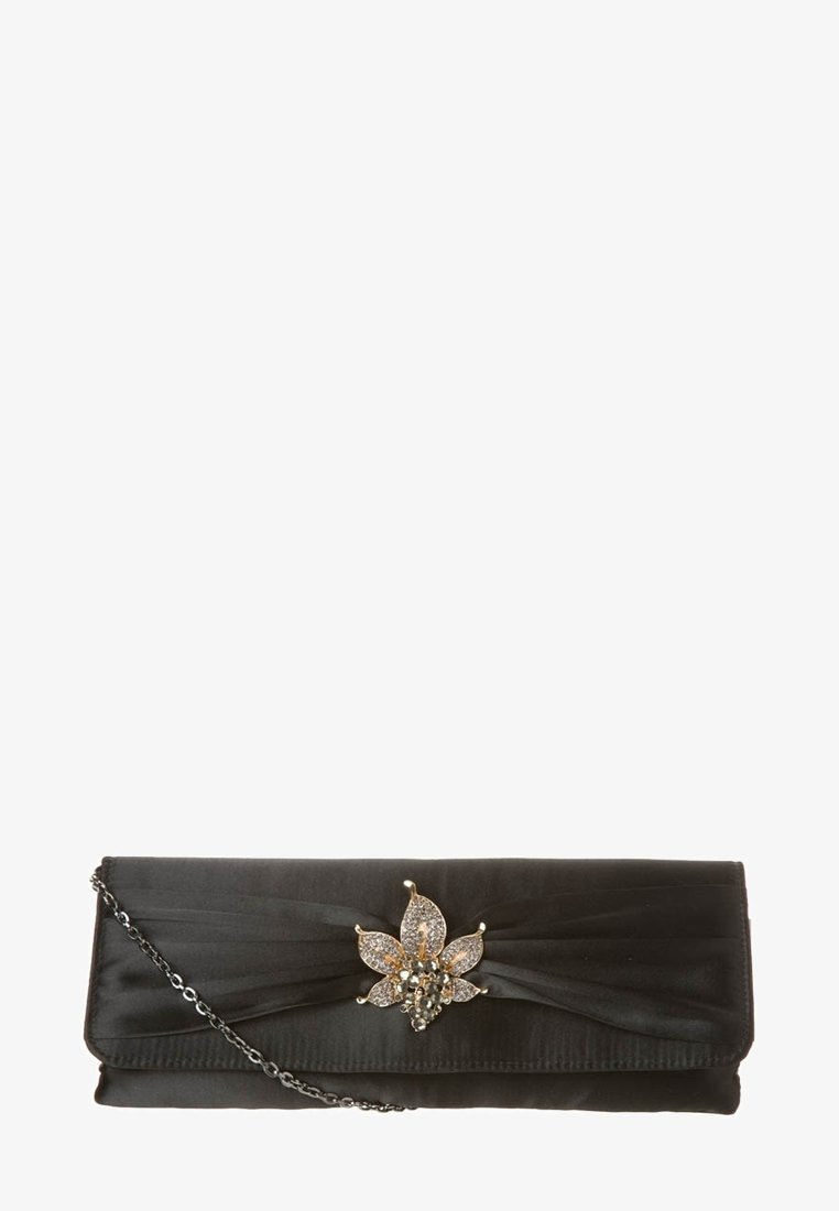 Pochette noire avec un design plissé et une broche fleur en or et strass, équipée d'une fine chaîne noire.