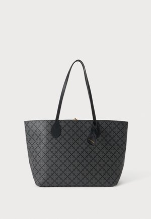 Grand sac cabas gris avec motif de lignes croisées noires, anses noires et petite étiquette noire attachée à une anse.