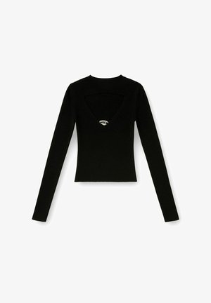 Top nero a maniche lunghe con costine, scollo a V profondo e schiena con intaglio. Presenta una spilla ovale argentata sul collo. Tessuto testurizzato.